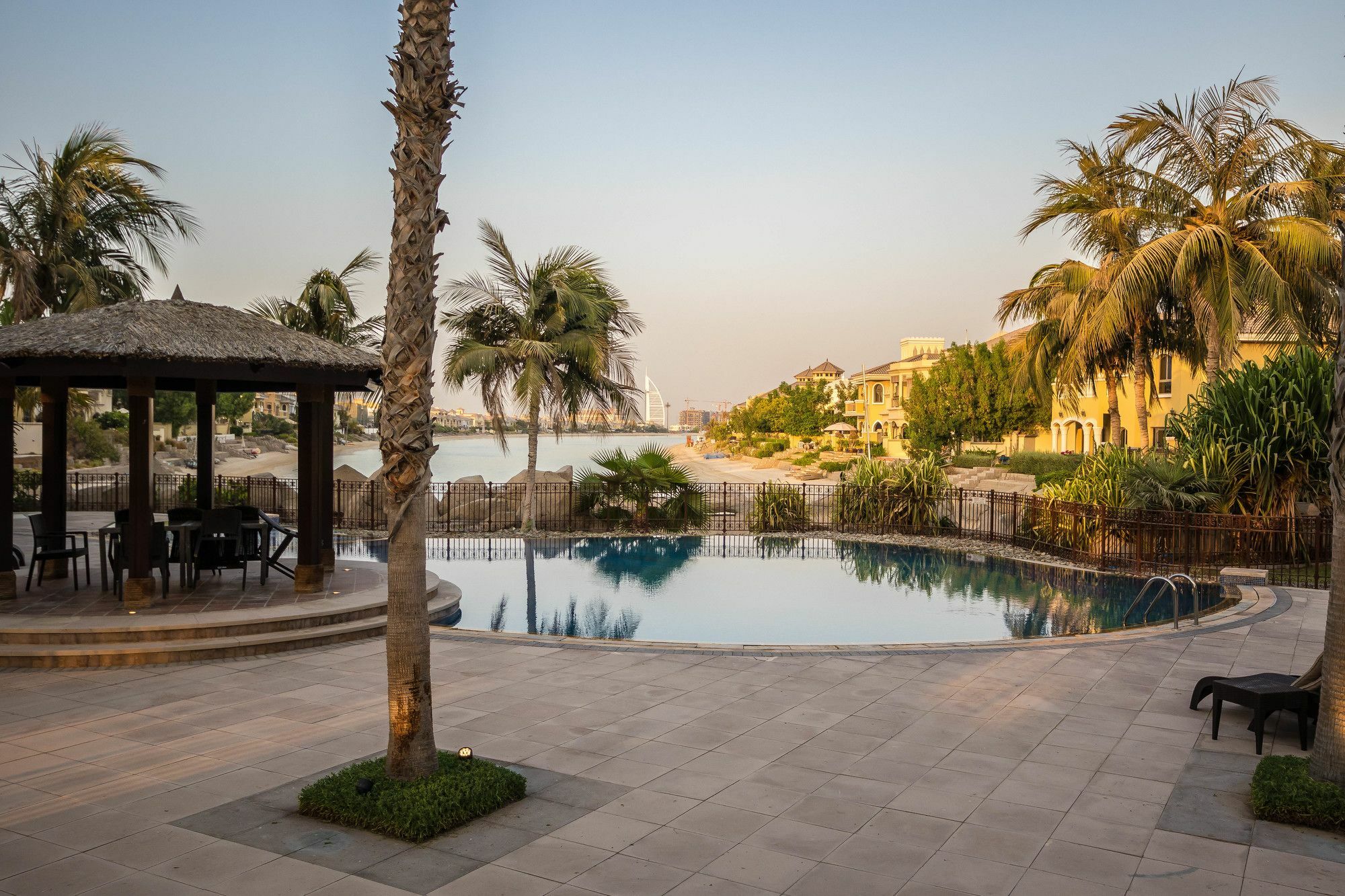 Yanjoon Holiday Homes - Palm Jumeirah Frond A Villas Dubaï Extérieur photo